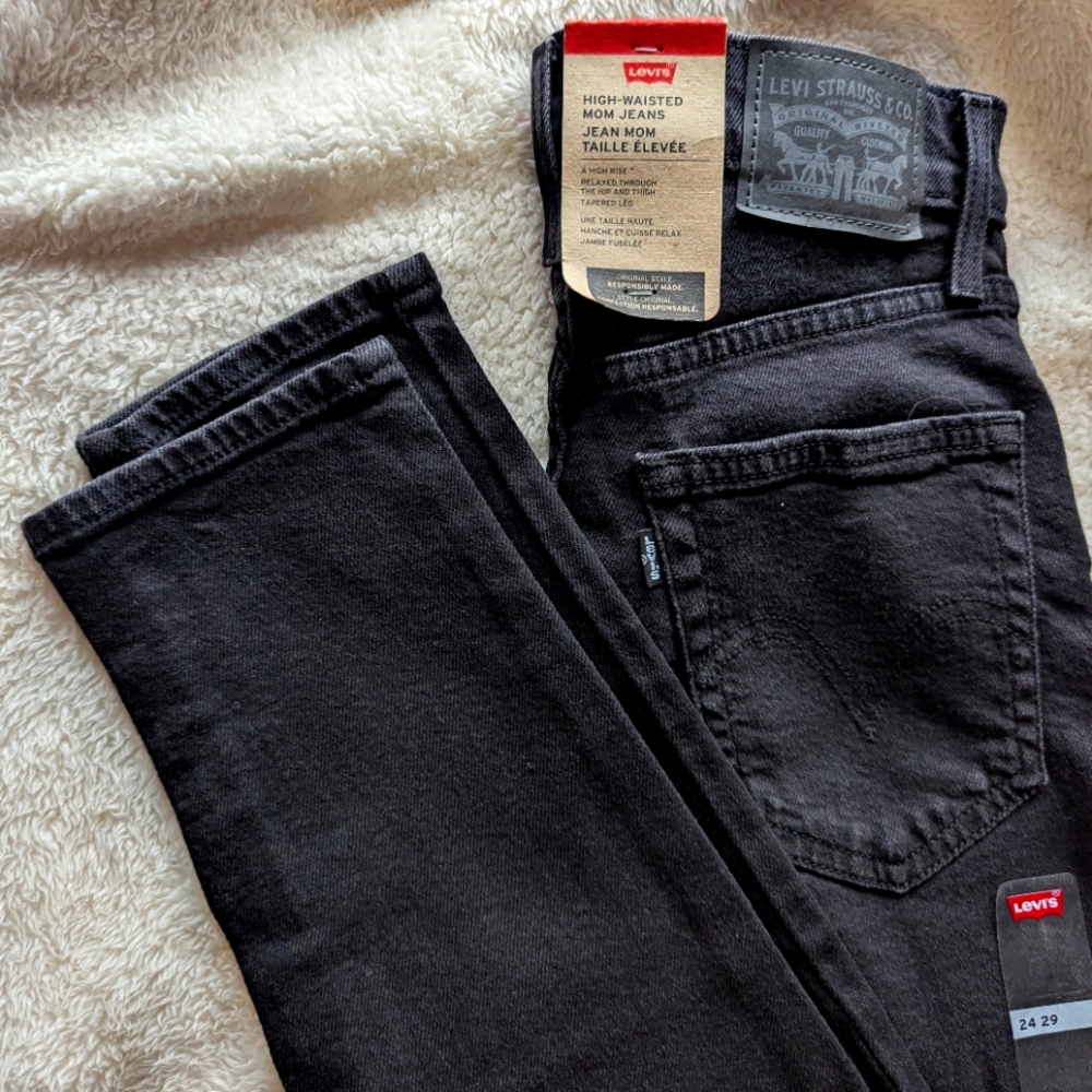NWT Levi's High-waisted Mom Jeans -Black (Size 24)